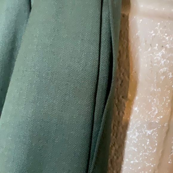 A lightly worn Harve’ Bernard women’s two piece suit . Very well made in a Sz.6. - Picture 15 of 16